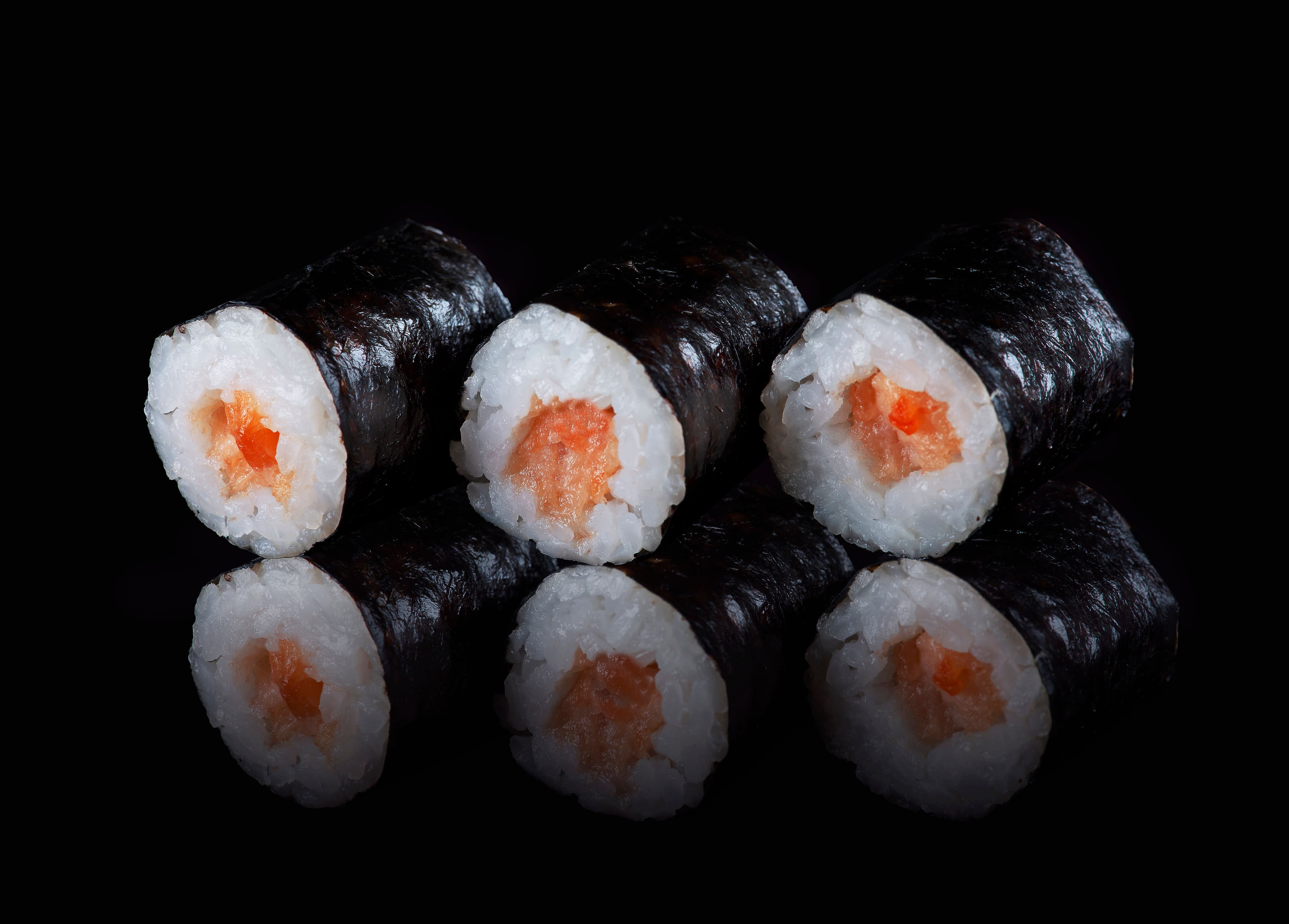 Maki-Sushi mit getrockneten Tomaten